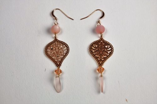 Boucles d'oreilles Hanaya bijoux pendantes très légères conçues par Véronique Rident, avec des perles Polaris et SWAROVSKI® ELEMENTS roses montées sur du métal or rose.