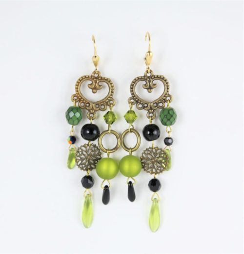 Boucles d'oreilles fantaisies en perles Polaris, SWAROVSKI®ELEMENTS et cristal de Bohême, de couleur vert olive et noire, montées sur une pièce de métal.