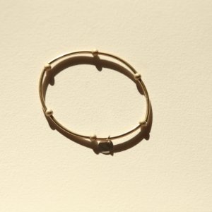 Bracelet Hanaya tubes or et perles or diamantées.